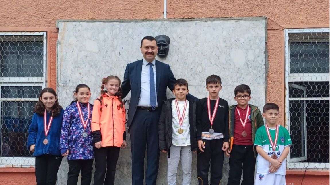 23 Nisan Ulusal Egemenlik ve Çocuk Bayramı Atletizm Koşu yarışmasında okulumuz öğrencilerinden dereceler kazanıldı.